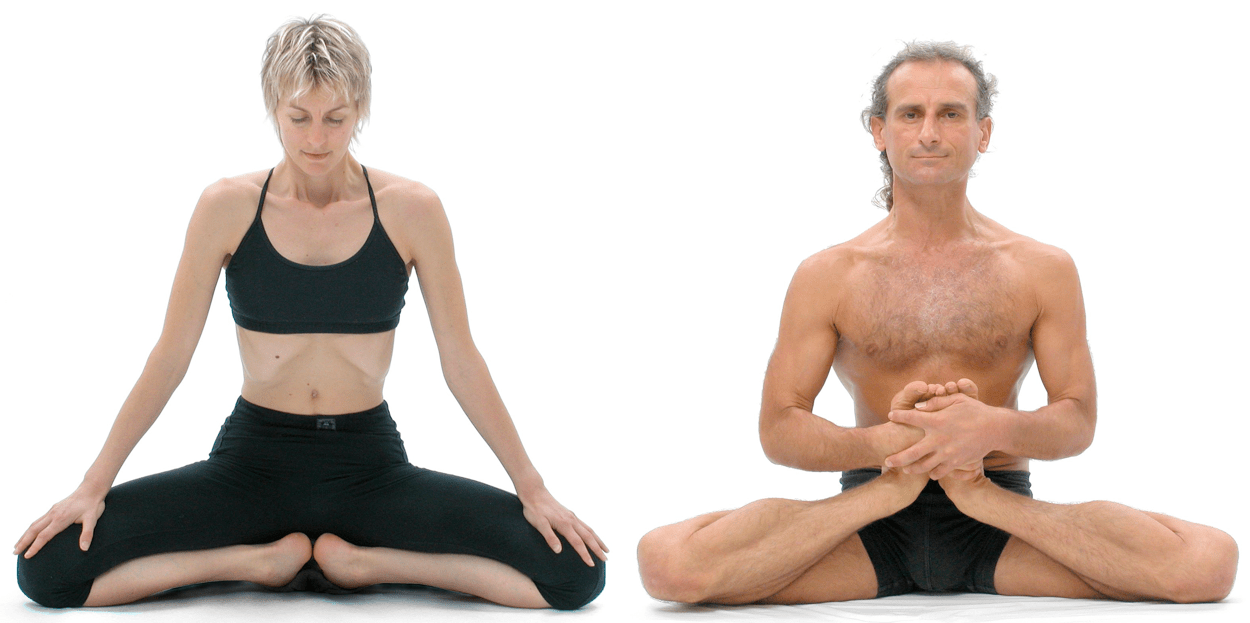 Figura 1a & 1b: (a) Bianca Machliss en mulabandhasana: i (b) Simon Borg-Olivier en kandasana : ambdós han patit lesions en els lligaments del genolls i cartílegs (meniscs) però una aproximació activa a ioga amb una base sòlida en anatomia i fisiologia aplicada ens permet practicar ara postures que serien força perilloses per la majoria de genolls. postures avançades de ioga amb genoll protegit