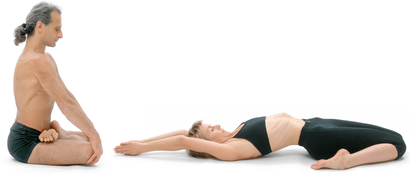 Figura 6a & 6b: (a) Padmasana necessita que el practicant tingui flexibilitat en la rotació externa dels malucs, per minimitzar l’estrés als genolls mentre que (b) supta virasana demana flexibilitat en la rotació interna. padmasana i supta virasana amb atenció al genoll