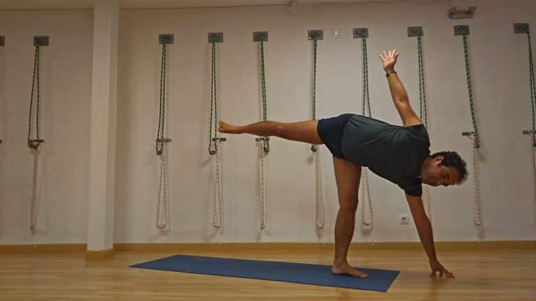 Ardha Chandrasana amb surya namaskar